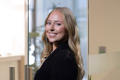 0925 headshot mia deveroux